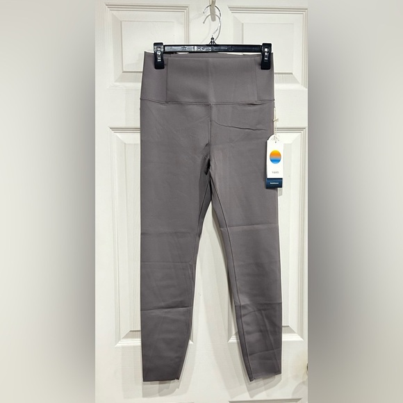 Vuori Women's Large Evolve Legging Smoke Grey NWT Performance Stretch Knit 7/8 - Picture 1 of 9